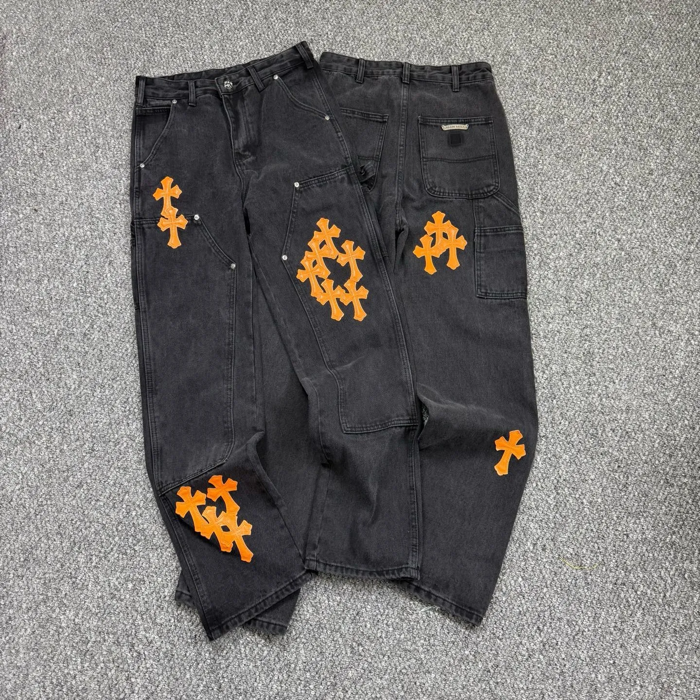 P280 Style number: H861 Chrome Hearts & Chrome Hearts 25FW CH workwear logging black and orange leather limited edition cow king jeans Chrome Hearts' most popular color pants are made of beaded canvas fabric, and heavy washing makes the upper body of the fabric more textured and the pants are tall and straight! The three-dimensional cutting of the whole trousers is a masterpiece! The hardware is customized by zp. The beaded canvas fabric is thick and soft after being washed. It has good breathability. Customized small leather label. Unique design. The details are simple and elegant, and the workmanship is exquisite. The whole trousers are neatly routed and the details are in place! It’s so cool that both men and women can easily control the genderless trend!  Size: 30-32-34-36 Color: black